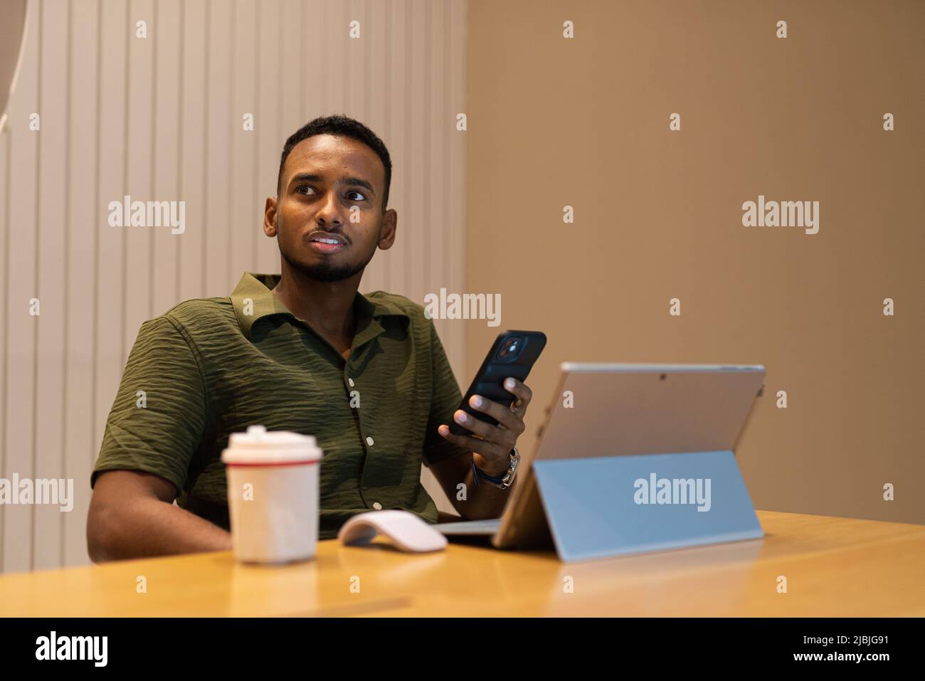 Porträt eines hübschen jungen afrikanischen Mannes Stockfoto
