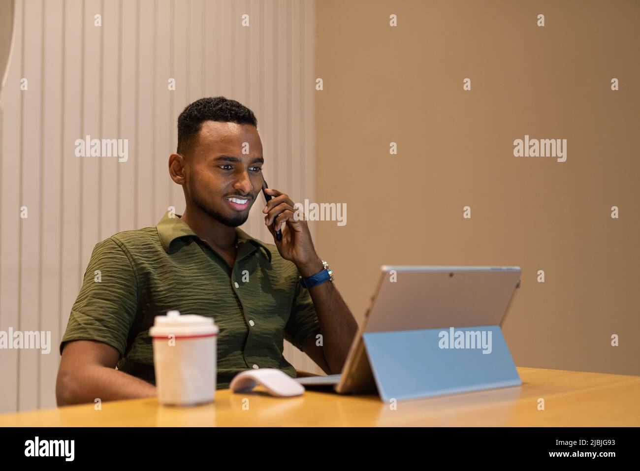 Porträt eines hübschen jungen afrikanischen Mannes Stockfoto