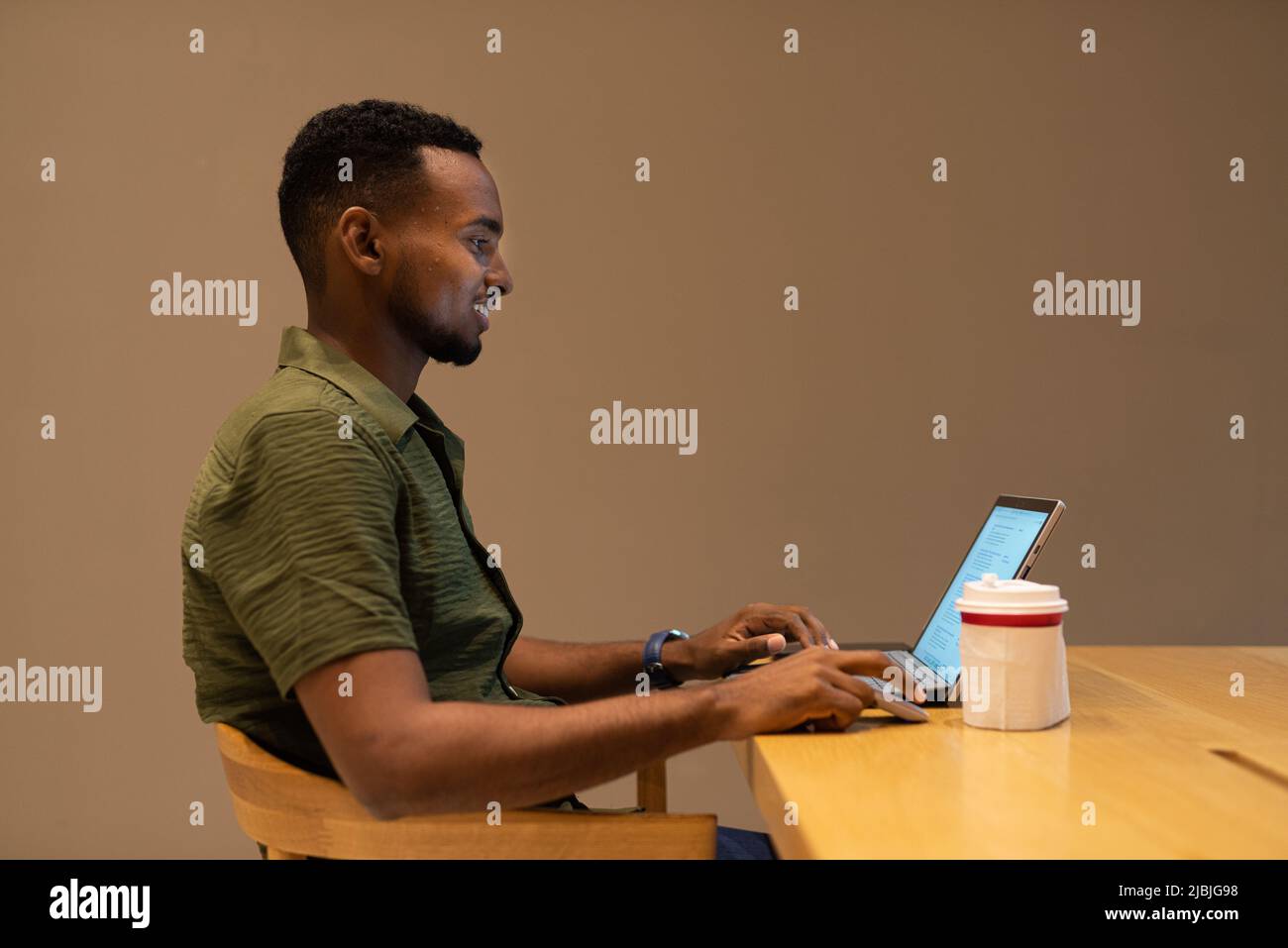 Porträt eines hübschen jungen afrikanischen Mannes Stockfoto