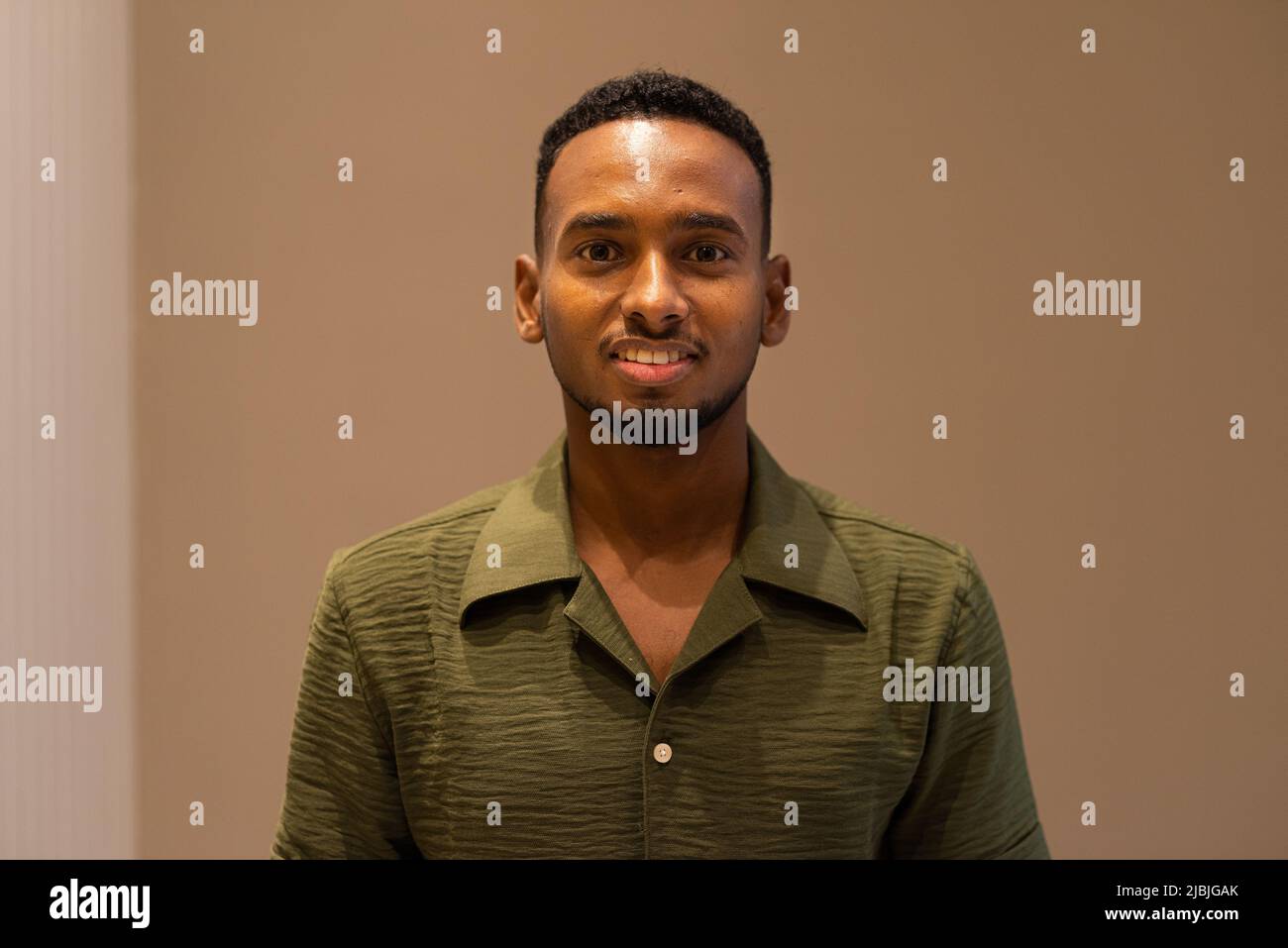 Porträt eines hübschen jungen afrikanischen Mannes Stockfoto