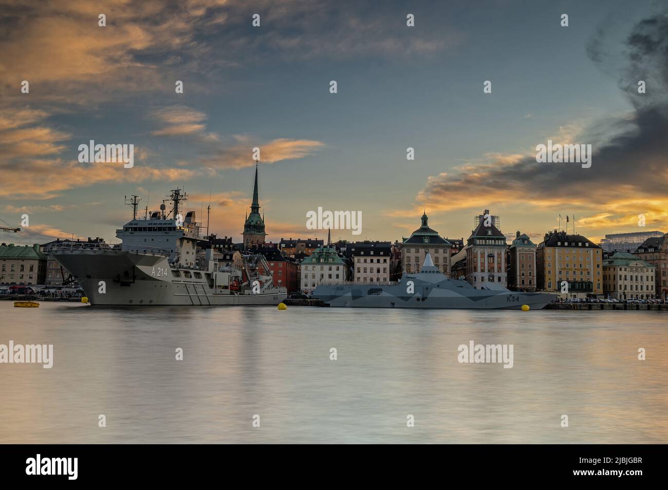 STOCKHOLM (4. Juni 2022) das schwedische U-Boot-Rettungsschiff HSwMS Belos (A214) und die Korvette HSwMS Nyköping (K34) der Visby-Klasse werden vor dem Start der Übung BAPTOPS22 in Stockholm vertäut. BALTOPS22 ist die wichtigste maritime Übung im Baltikum. Die von den US-Marinestreitkräften Europa-Afrika geleitete und von den Naval-Streikkräften und der NATO durchgeführte Übung bietet eine einzigartige Ausbildungsmöglichkeit, um kombinierte Reaktionsfähigkeiten zu stärken, die für die Wahrung der Schiffs- und Sicherheitsfreiheit in der Ostsee von entscheidender Bedeutung sind. (USA Foto mit freundlicher Genehmigung der Marine) Stockfoto