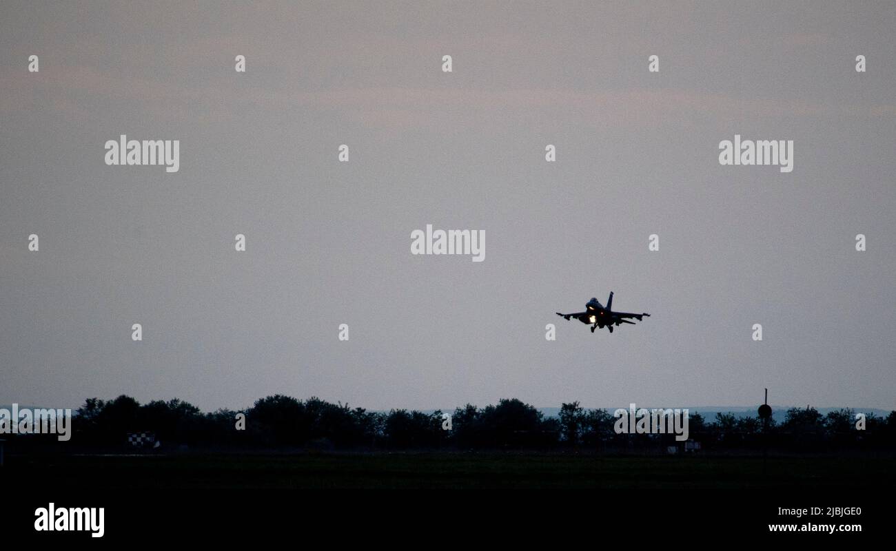 Eine F-16 Kampffalke der US-Luftwaffe, die dem Expeditionary Fighter Squadron 510. zugewiesen wurde, nähert sich der Startbahn auf der 86. Air Base, Rumänien, 15. Mai 2022. Die F-16 ist ein kompaktes, vielrollenges Kampfflugzeug, das sich in Luft-Luft-Kämpfen und Luft-zu-Oberfläche-Angriffen bewährt hat. (USA Luftwaffe Foto von Master Sgt. Nathan Lipscomb) Stockfoto