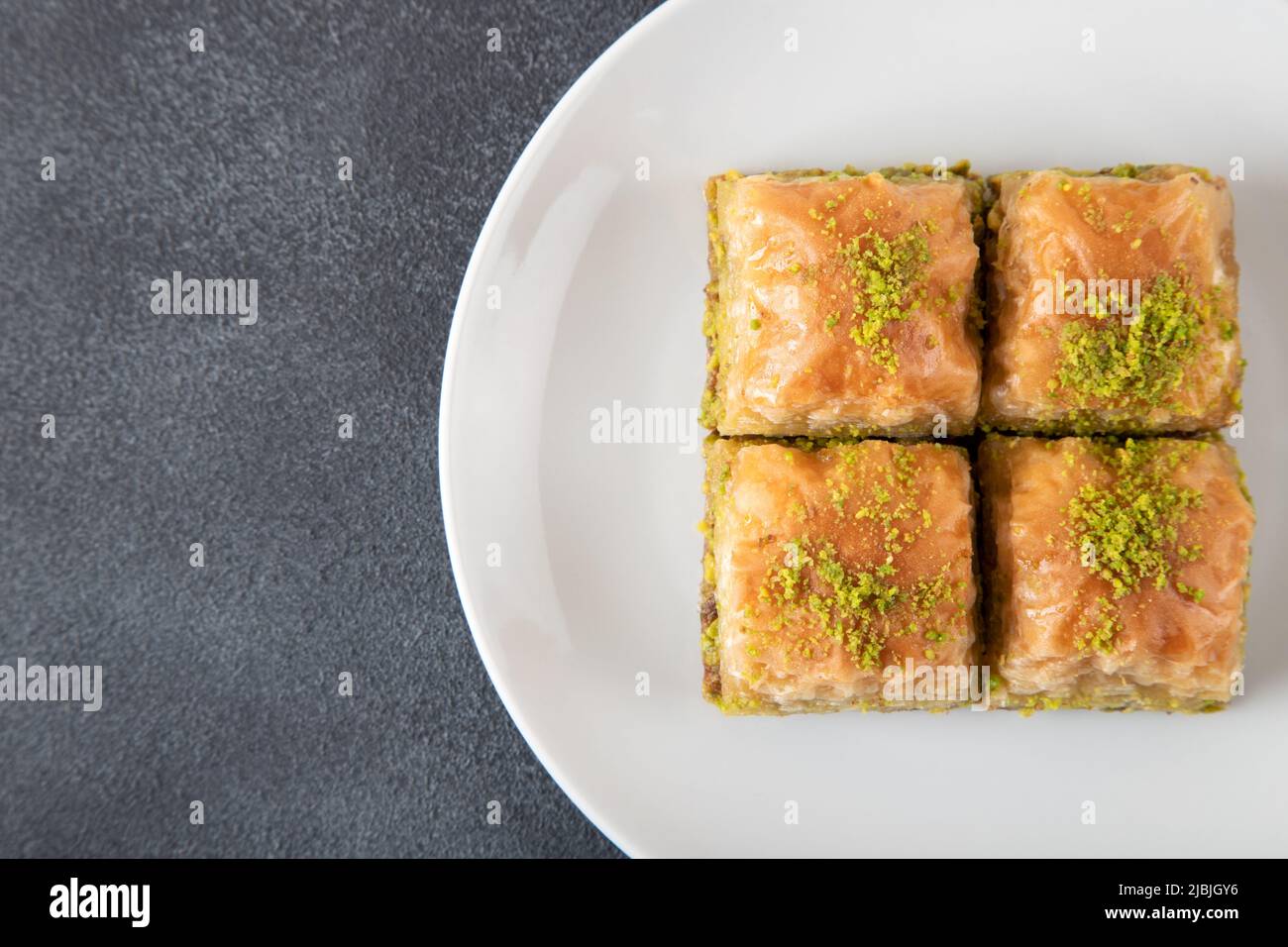 Pistazien-Baklava auf einem weißen Teller.traditionelle leckere türkische Baklava Stockfoto