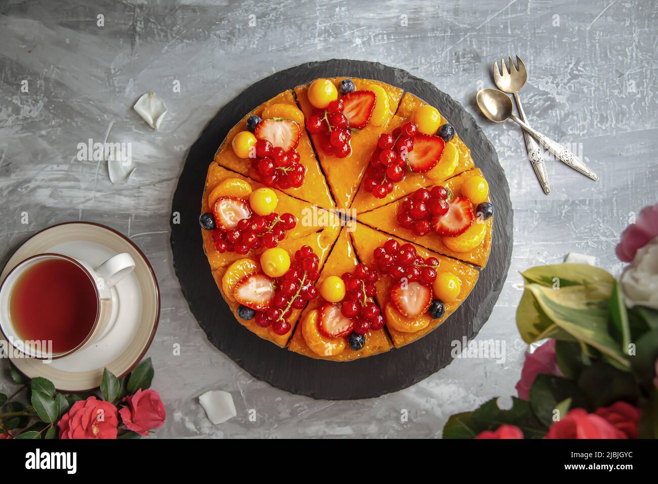 Dekorierte süße Orangenbeere und Obstkuchen Stockfoto