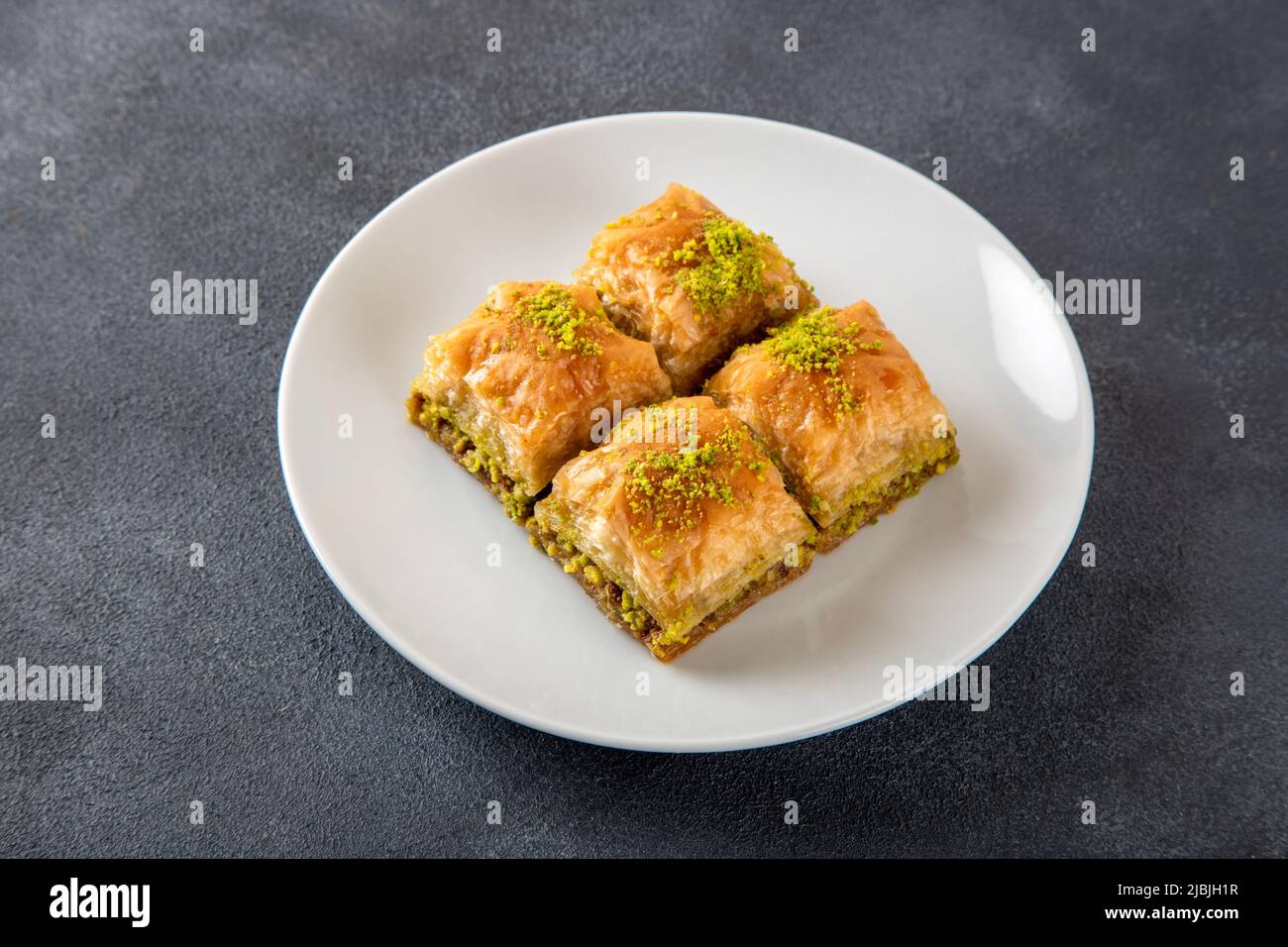 Pistazien-Baklava auf einem weißen Teller.traditionelle leckere türkische Baklava Stockfoto