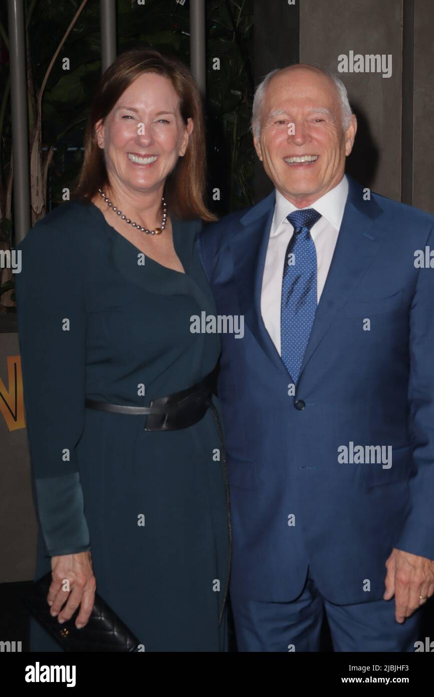 Los Angeles, USA. 07.. Juni 2022. Kathleen Kennedy, Frank Marshall bei der Weltpremiere „Jurassic World: Dominion“ im TCL Chinese Theatre, Hollywood, CA, 6. Juni 2022. Foto: Joseph Martinez/PictureLux Kredit: PictureLux/The Hollywood Archive/Alamy Live News Stockfoto
