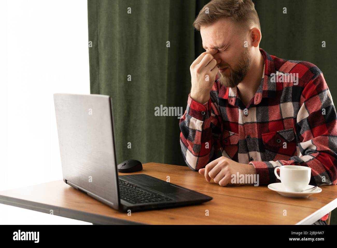 kaukasischer bärtiger Geschäftsmann arbeitet Überstunden und fühlt sich müde Augen im Büro, massiert die Brücke der Nase Augenschmerzen, Sehstörungen Stockfoto