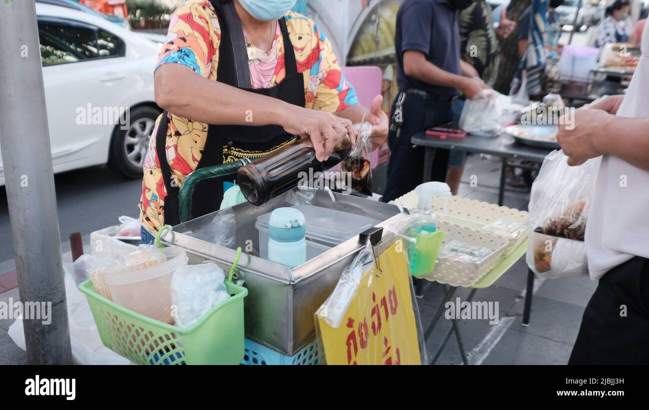 Geldwechsel Hände Street Verkäufer und Käufer Sukhumvit Road Bangkok Thailand Stockfoto