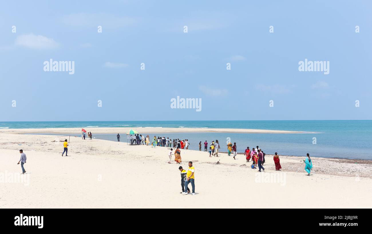 Touristen am Arichal Munai Point am Dhanushkodi Beach, wo die Bucht von Bengalen und der Indische Ozean verschmelzen. Dhanushkodi, Rameswaram, Tamilnadu, Indien. Stockfoto