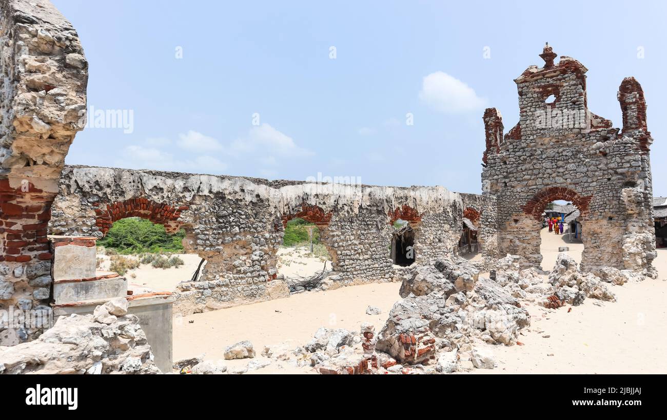 Zerstörte gefallene Mauern der St. Antony's Church während des Rameswaram Cyclone 1964, Dhanushkodi, Rameswaram, Tamilnadu, Indien. Stockfoto