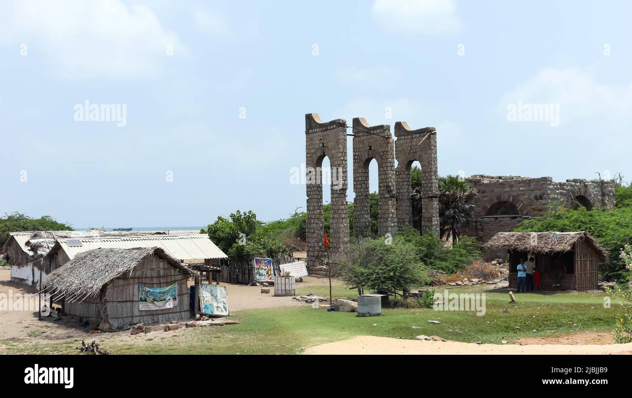 Die Ruinen des Bahnhofs wurden 1964 durch den Rameswaram-Zyklon, Dhanushkodi, Rameswaram, Tamilnadu, Indien zerstört. Stockfoto