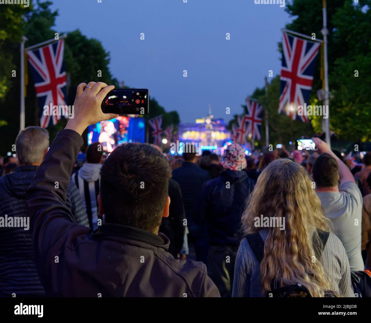 London, Greater London, England, 04 2022. Juni: Jubilee Concert at the Mall. Menschen, die das Ereignis auf ihren Mobiltelefonen festhalten. Stockfoto