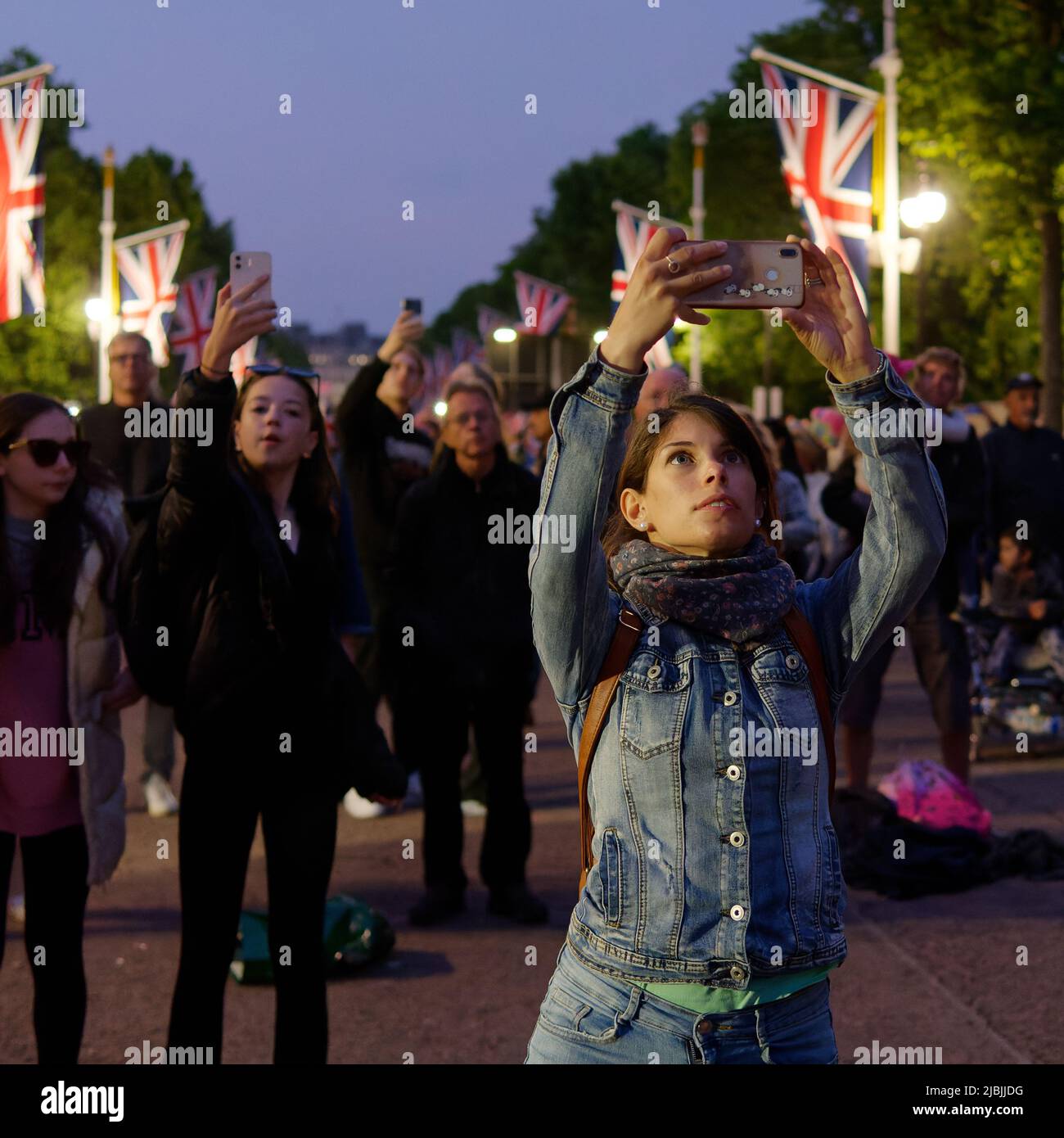 London, Greater London, England, 04 2022. Juni: Jubilee Concert at the Mall. Frau in Denin fängt das Ereignis auf ihrem Mobiltelefon ein. Stockfoto