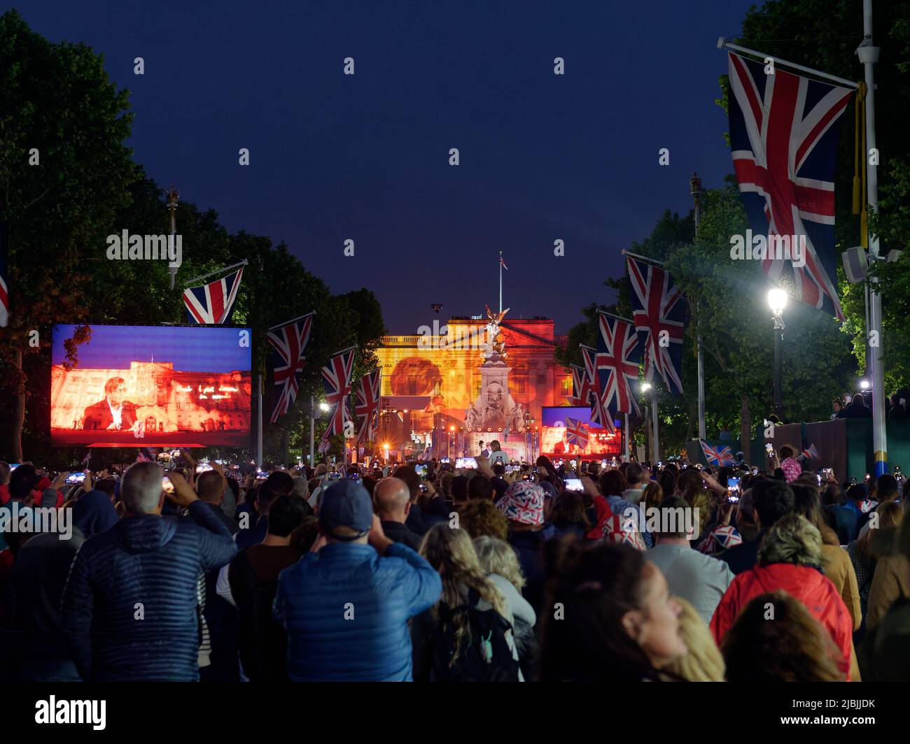 London, Greater London, England, 04 2022. Juni: Jubilee Concert at the Mall. Menge, die ein zuvor aufgezeichnetes Video von Elton John auf den großen Leinwänden ansieht. Stockfoto
