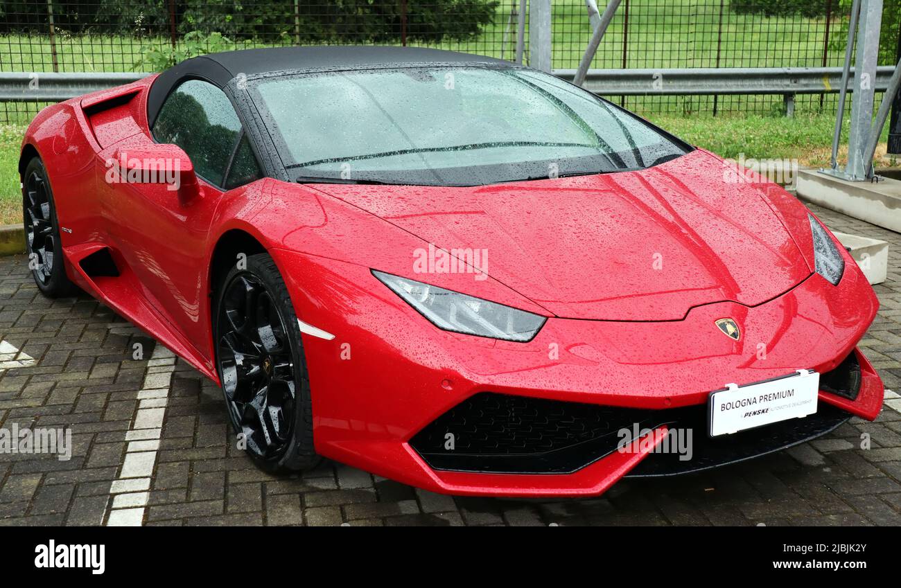 Bologna - Italien - 28. Mai 2022: Italienischer roter Lamborghini Huracan nass mit Regentropfen. Stockfoto