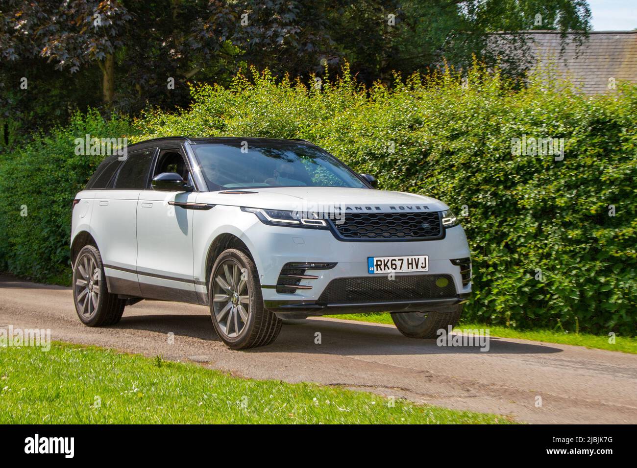 2017 mm (67") weißer Land Rover Range Rover VELAR 2993cc mit sequenzieller Automatik, Ankunft in Worden Park Motor Village, Leyland, Großbritannien Stockfoto