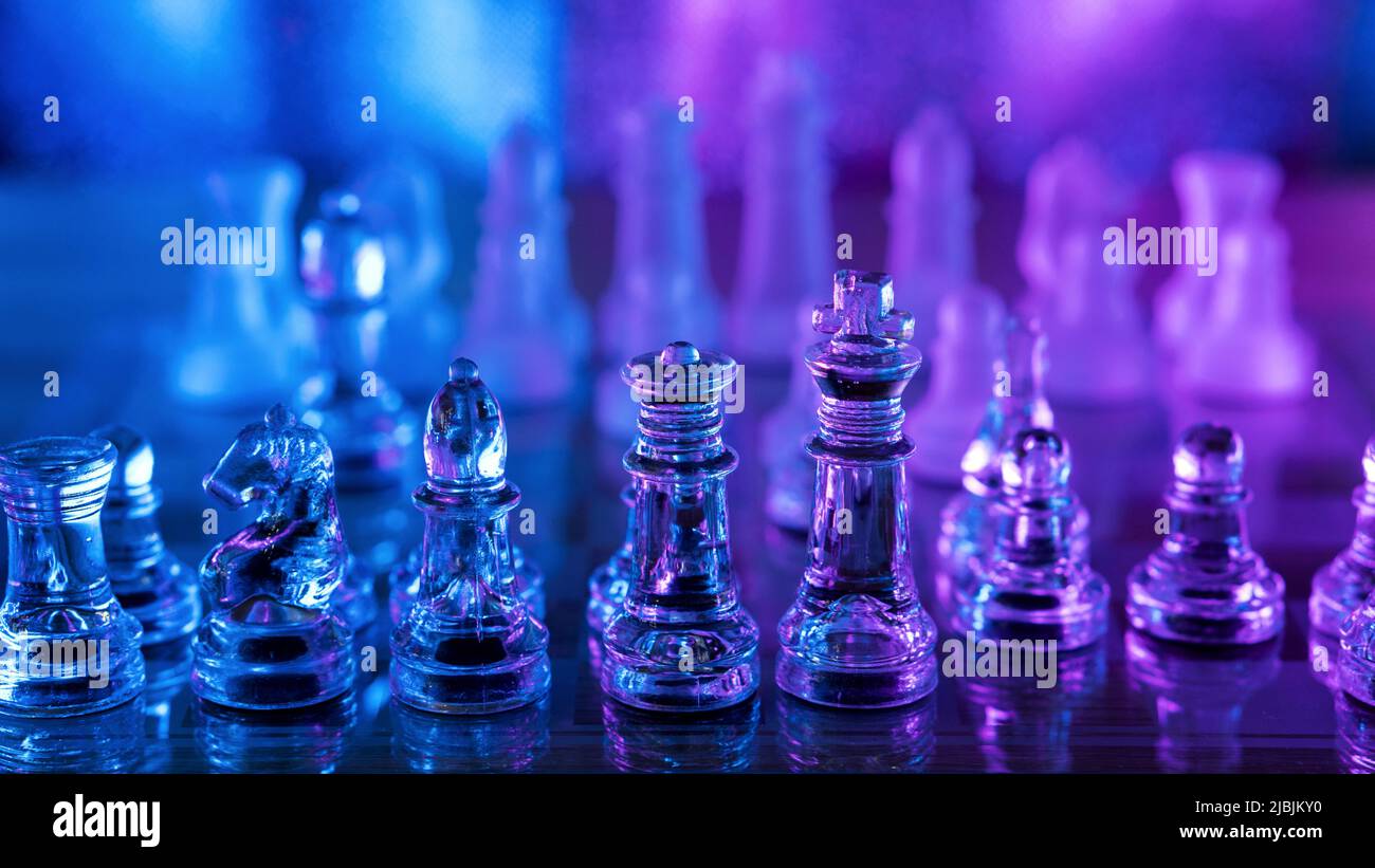 Schachspiel mit transparentem Glas auf durchscheinendem Schachbrett. King Ready Castling Short. Kontrastierende Hintergrundbeleuchtung. Taktik und Strategie. Hintergrundwerbung Stockfoto