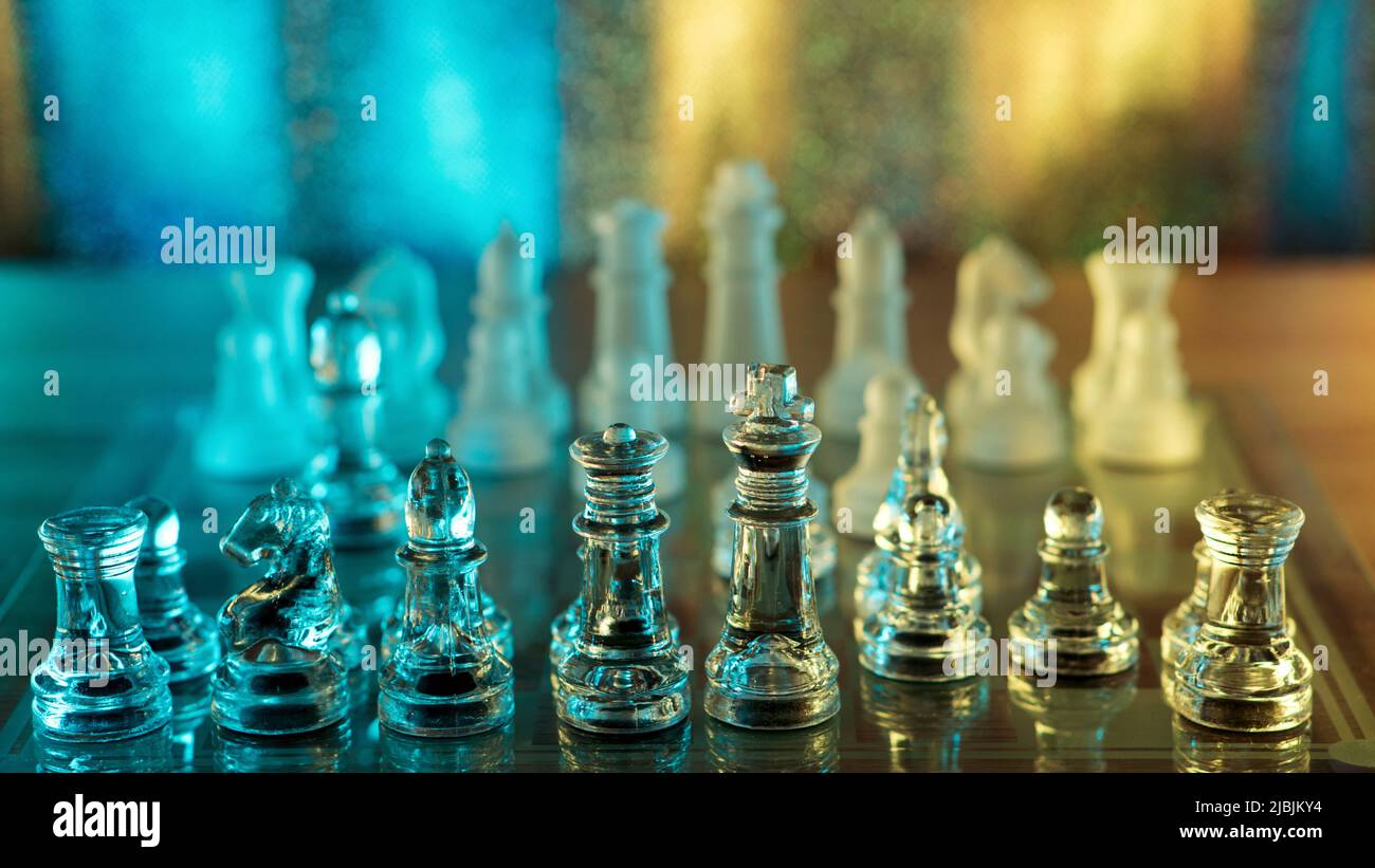 Schachspiel mit transparentem Glas auf durchscheinendem Schachbrett. King Ready Castling Short. Kontrastierende Hintergrundbeleuchtung. Hintergrundwerbung. Reflectio Stockfoto