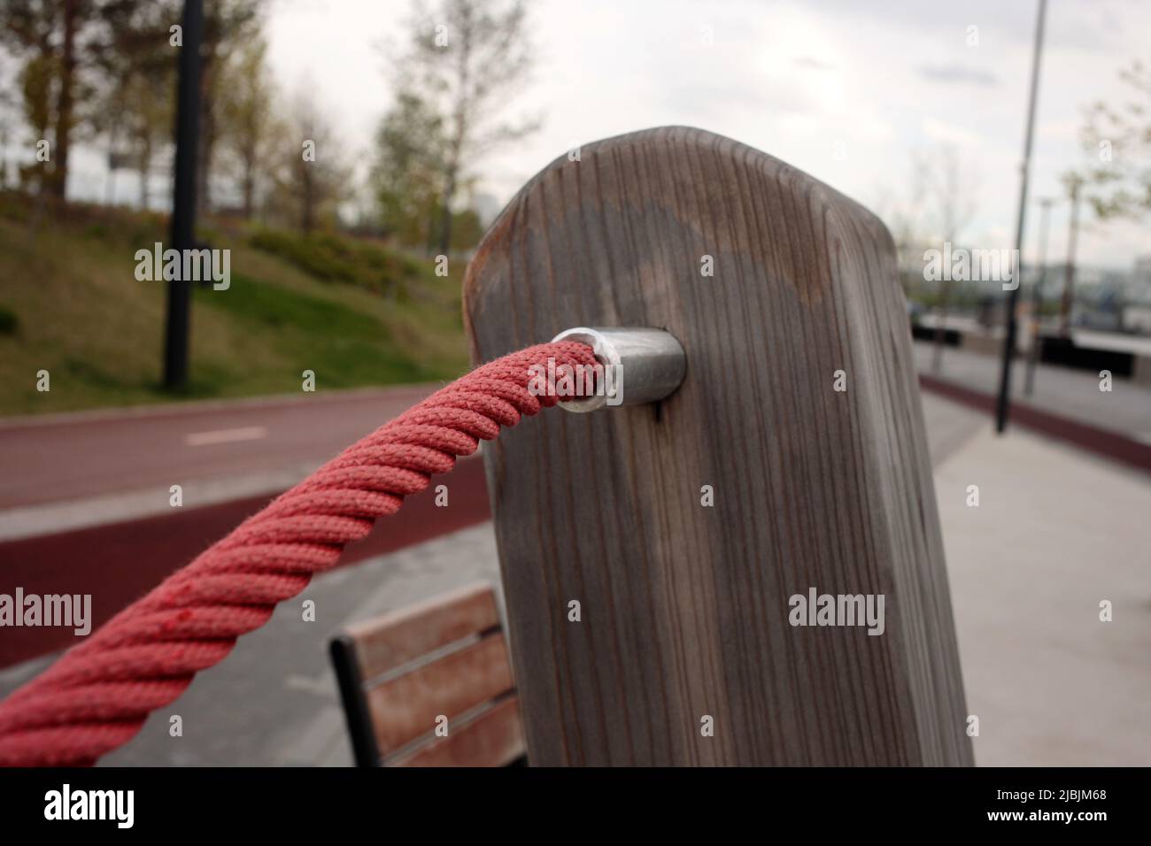 Zaunseil an der Stütze befestigt Stockfoto