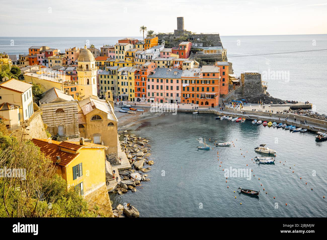 Küstenlandschaft mit dem Dorf Vernazza in Italien Stockfoto