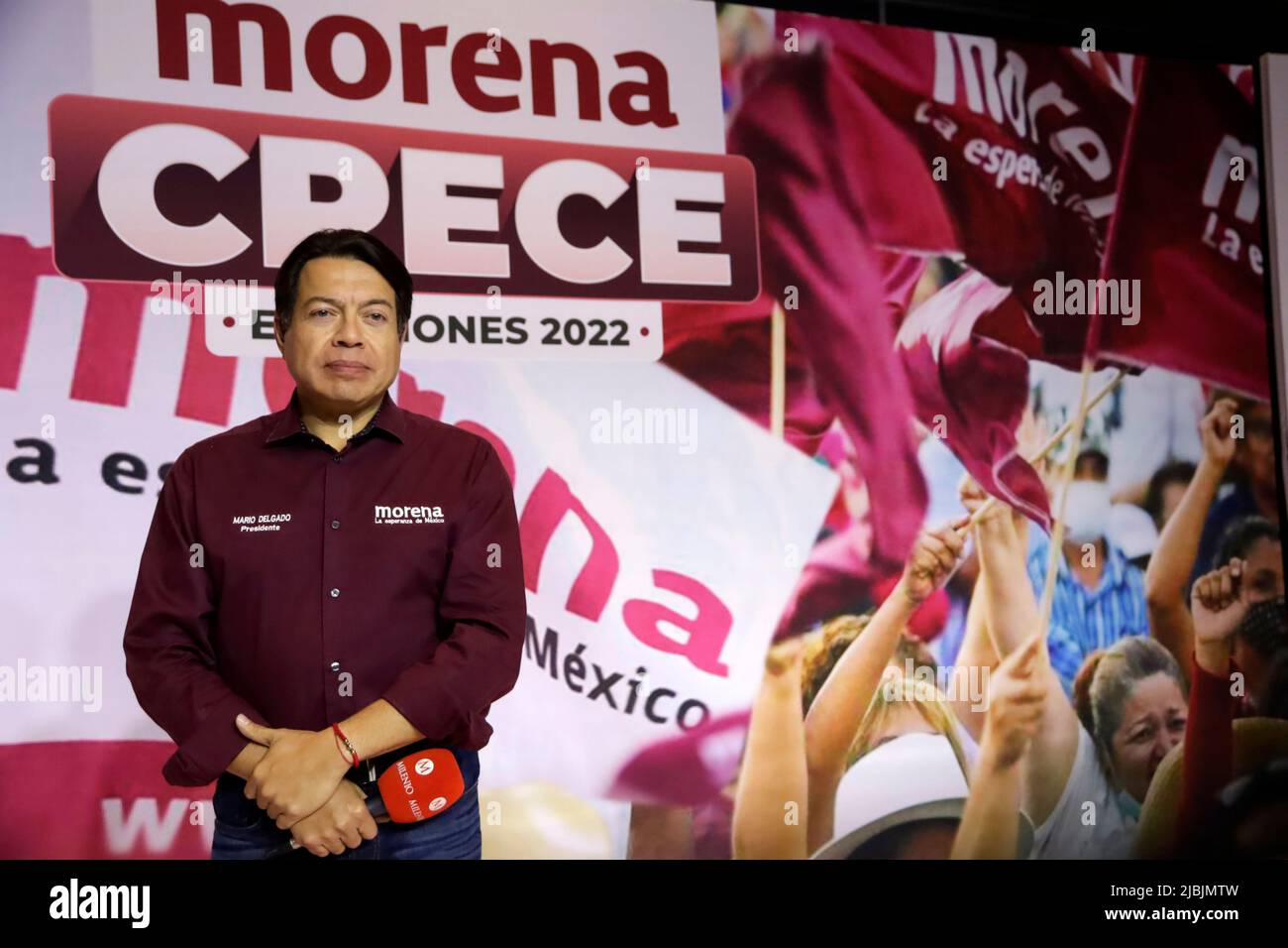 Nicht exklusiv: Mario Delgado, Präsident der Partei der Nationalen Regenerationsbewegung (MORENA), spricht während einer Pressekonferenz, um den Medien die Rede zu verkünden Stockfoto
