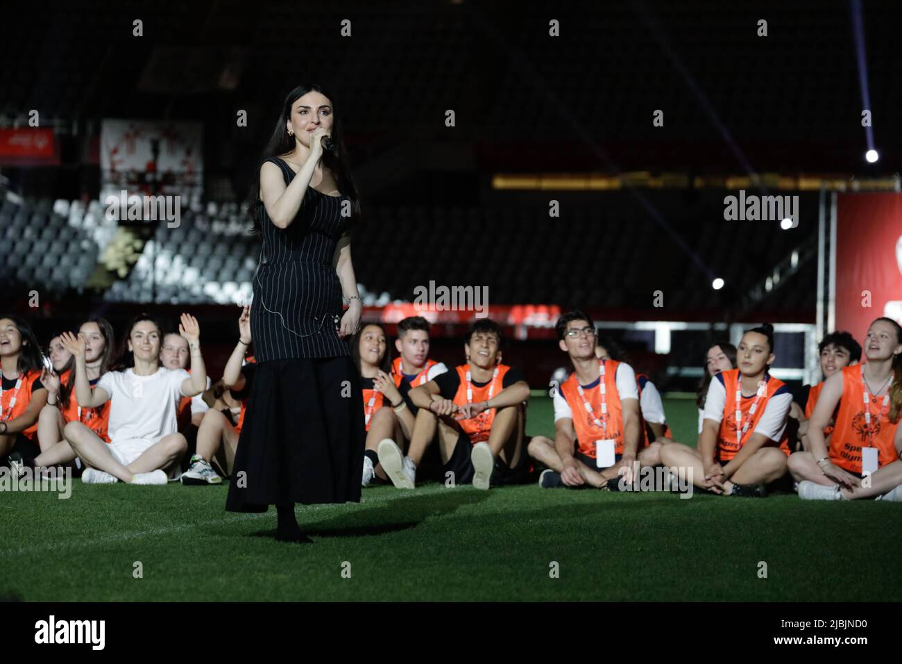 05.. Juni 2022, Turin Italien - Eröffnungszeremonie der 37. Special Olympics italienischen Sommerspiele. Die Sängerin arisa hat eine Show auf dem Feld. Stockfoto