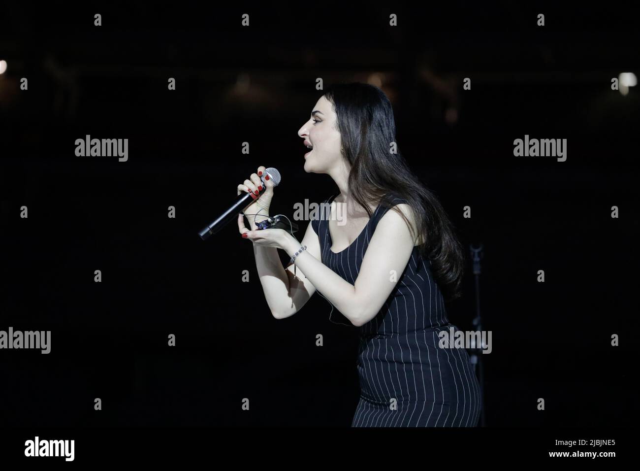 05.. Juni 2022, Turin Italien - Eröffnungszeremonie der 37. Special Olympics italienischen Sommerspiele. Die Sängerin arisa hat eine Show auf dem Feld. Stockfoto