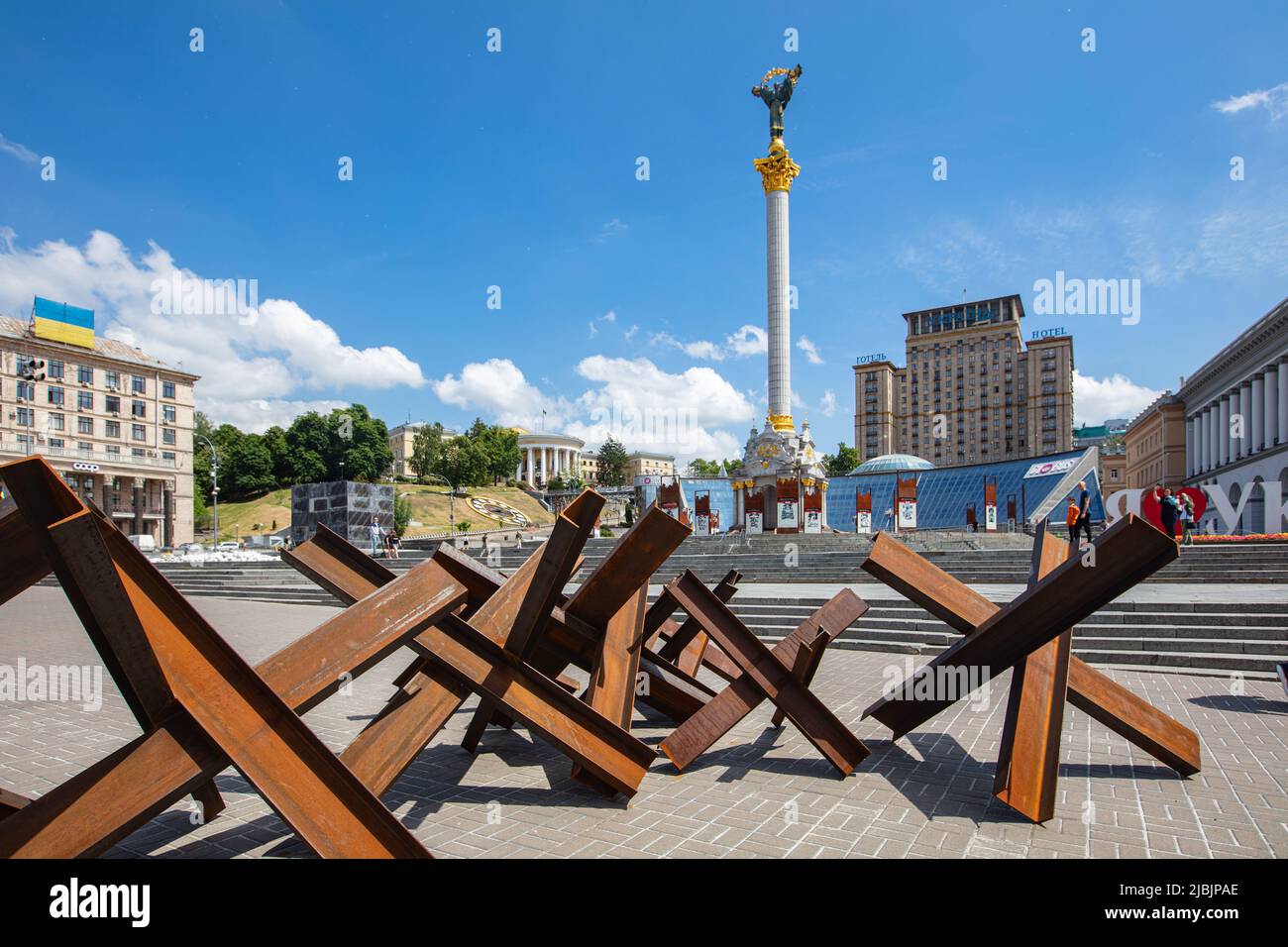 Kiew, Ukraine - 1. Juni 2021: Unabhängigkeitsdenkmal in Kiew mit tschechischem Igel während des russischen Krieges Stockfoto