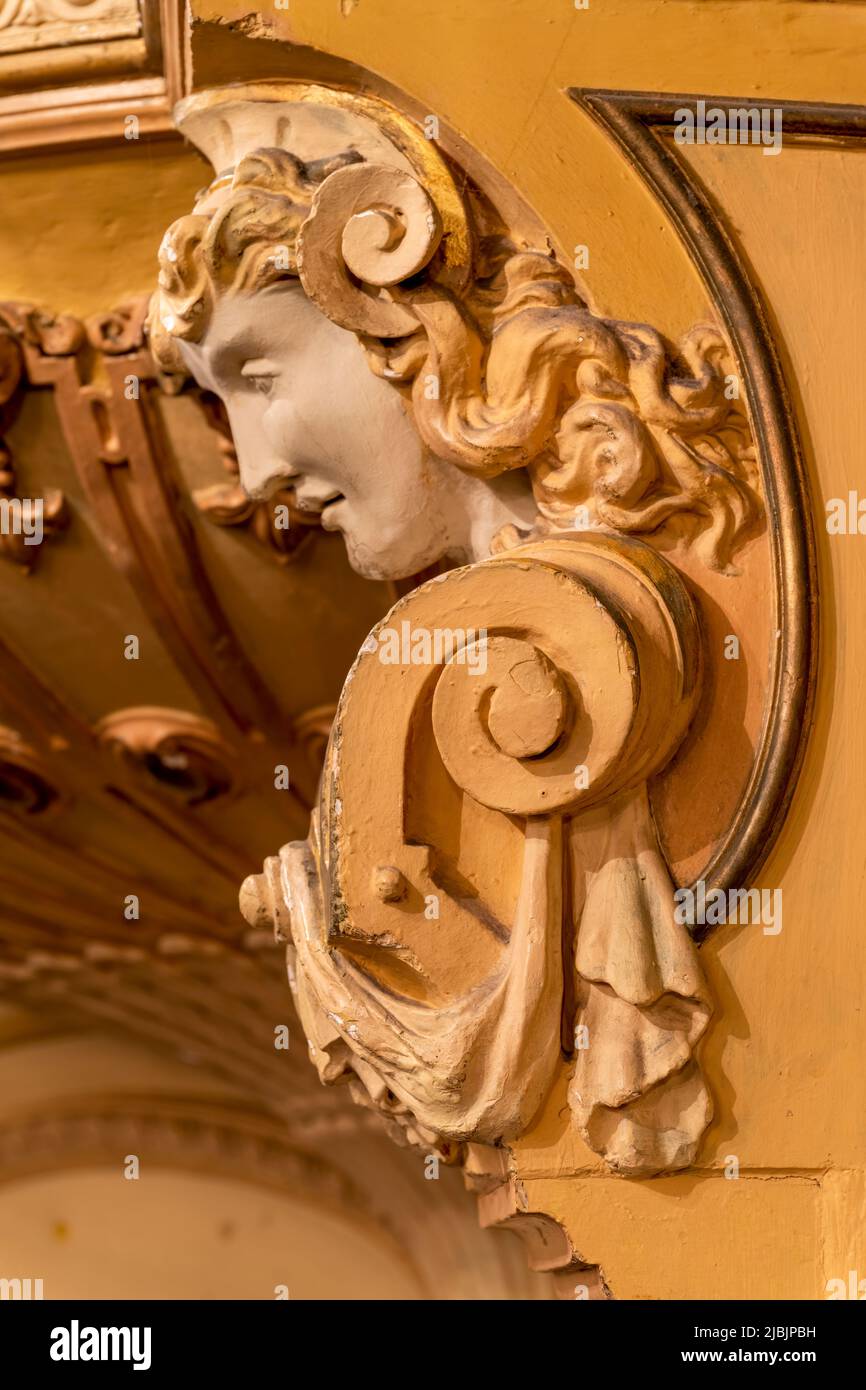 Eine kunstvoll verzierte Schnitzerei in der Decke des Auditoriums im Grand Theatre, Blackpool, Lancashire, Großbritannien Stockfoto