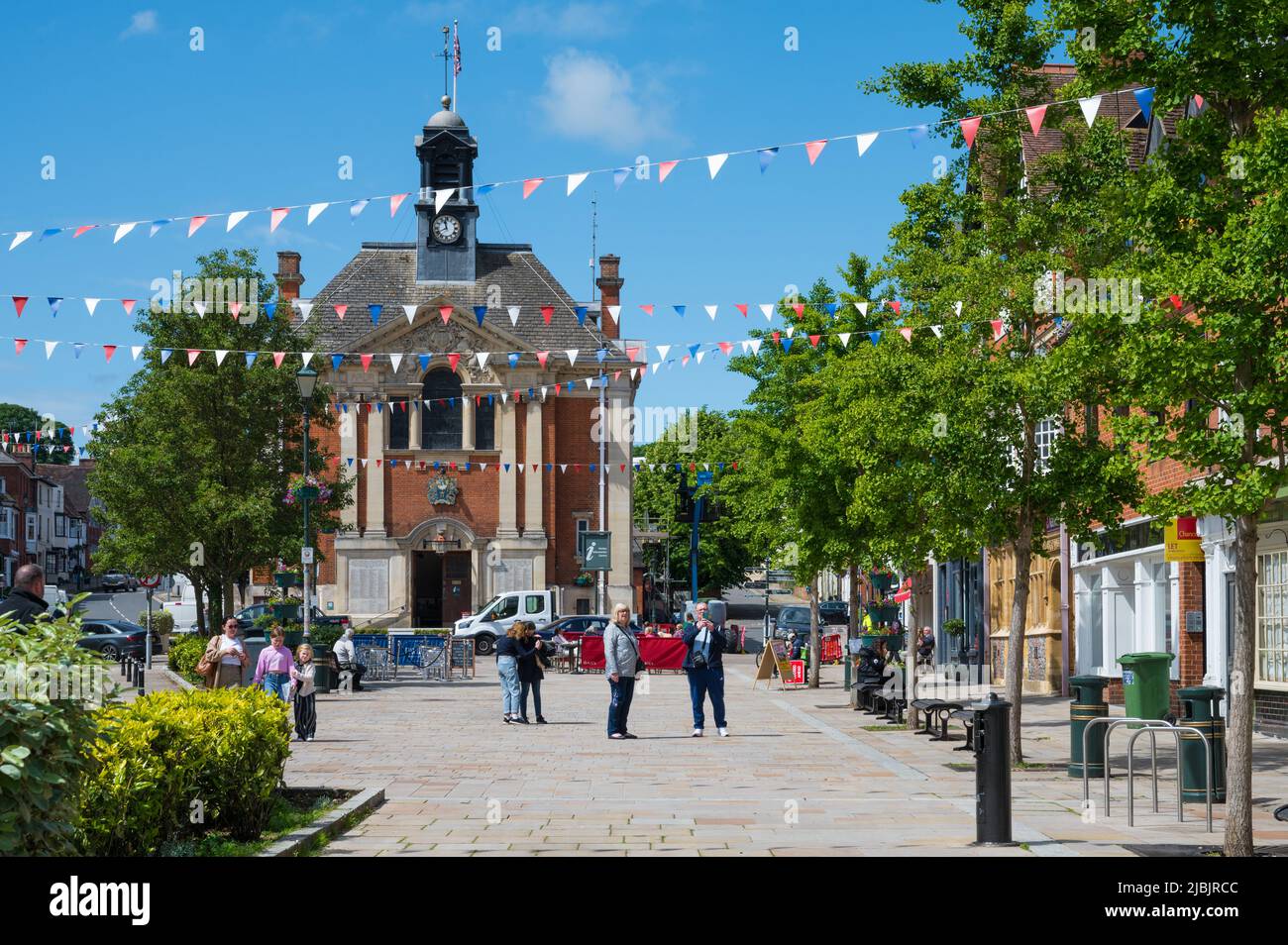 Menschen unterwegs an einem sonnigen Sommertag im Market Place, einem malerischen Teil von Henley an der Themse, Oxfordshire, England, Großbritannien. Stockfoto