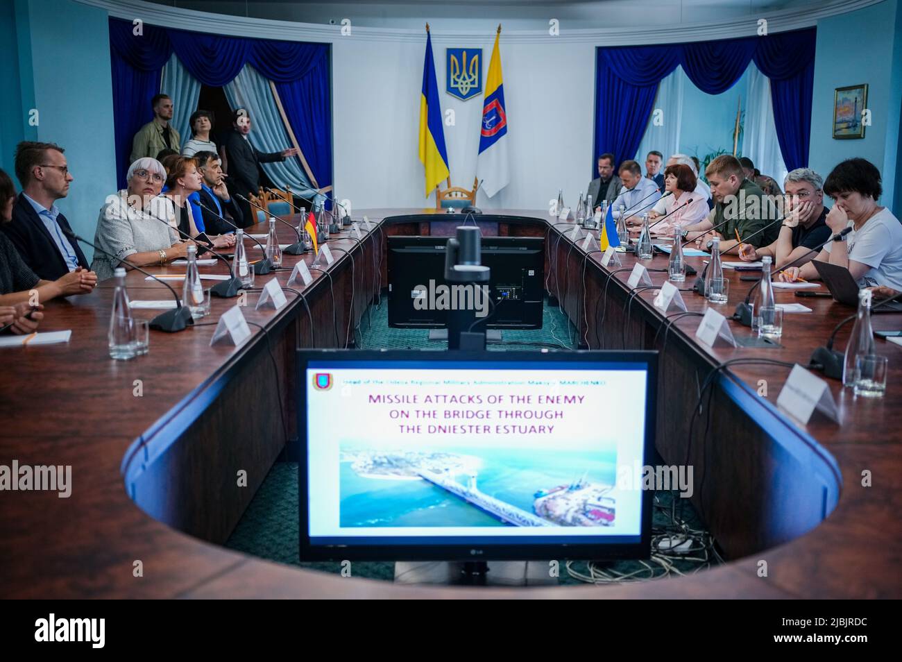 Odessa, Ukraine. 07.. Juni 2022. Claudia Roth (2. v.l., Bündnis 90/die Grünen), Staatsministerin für Kultur und Medien, nimmt an einem Gespräch mit dem ukrainischen Kulturminister Olexandr Tkachenko (2. v.r.) und dem Gouverneur des Oblast Odessa, Maksym Marchenko (3. v.r.) Teil, Im Kommandantenbüro der ukrainischen Hafenstadt Odessa am Schwarzen Meer. Roth ist das erste Regierungsmitglied, das die ukrainische Hafenstadt seit Beginn des Krieges Russlands gegen die Ukraine besucht. Quelle: Kay Nietfeld/dpa/Alamy Live News Stockfoto