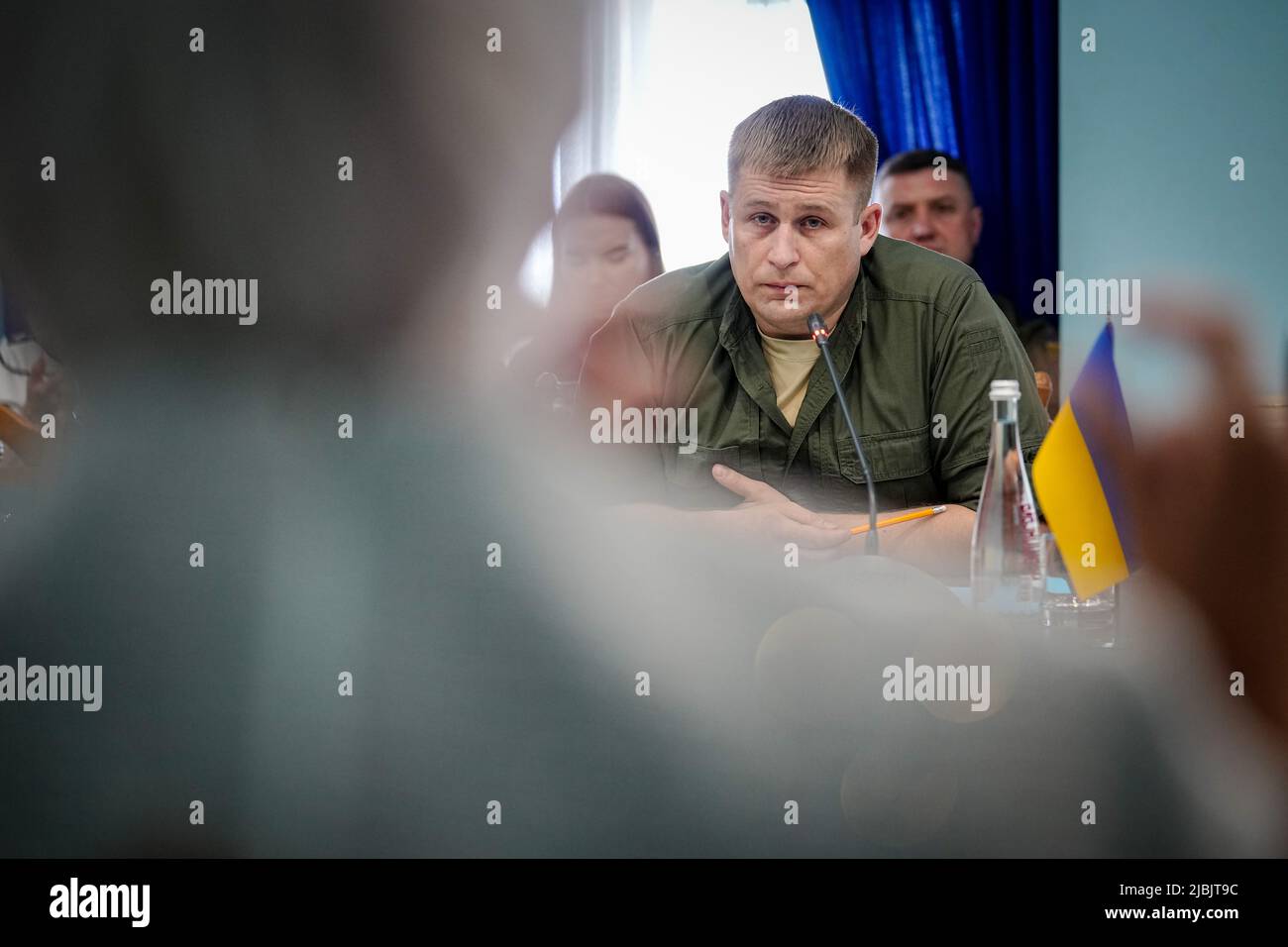 Odessa, Ukraine. 07.. Juni 2022. Der Gouverneur des Oblast Odessa, Maksym Marchenko, beschreibt die Lage in der Region an Claudia Roth (l., Bündnis 90/die Grünen), Staatsministerin für Kultur und Medien, im Kommandozentrum der ukrainischen Hafenstadt Odessa am Schwarzen Meer. Roth ist das erste Regierungsmitglied, das die ukrainische Hafenstadt seit Beginn des Krieges Russlands gegen die Ukraine besucht. Quelle: Kay Nietfeld/dpa/Alamy Live News Stockfoto