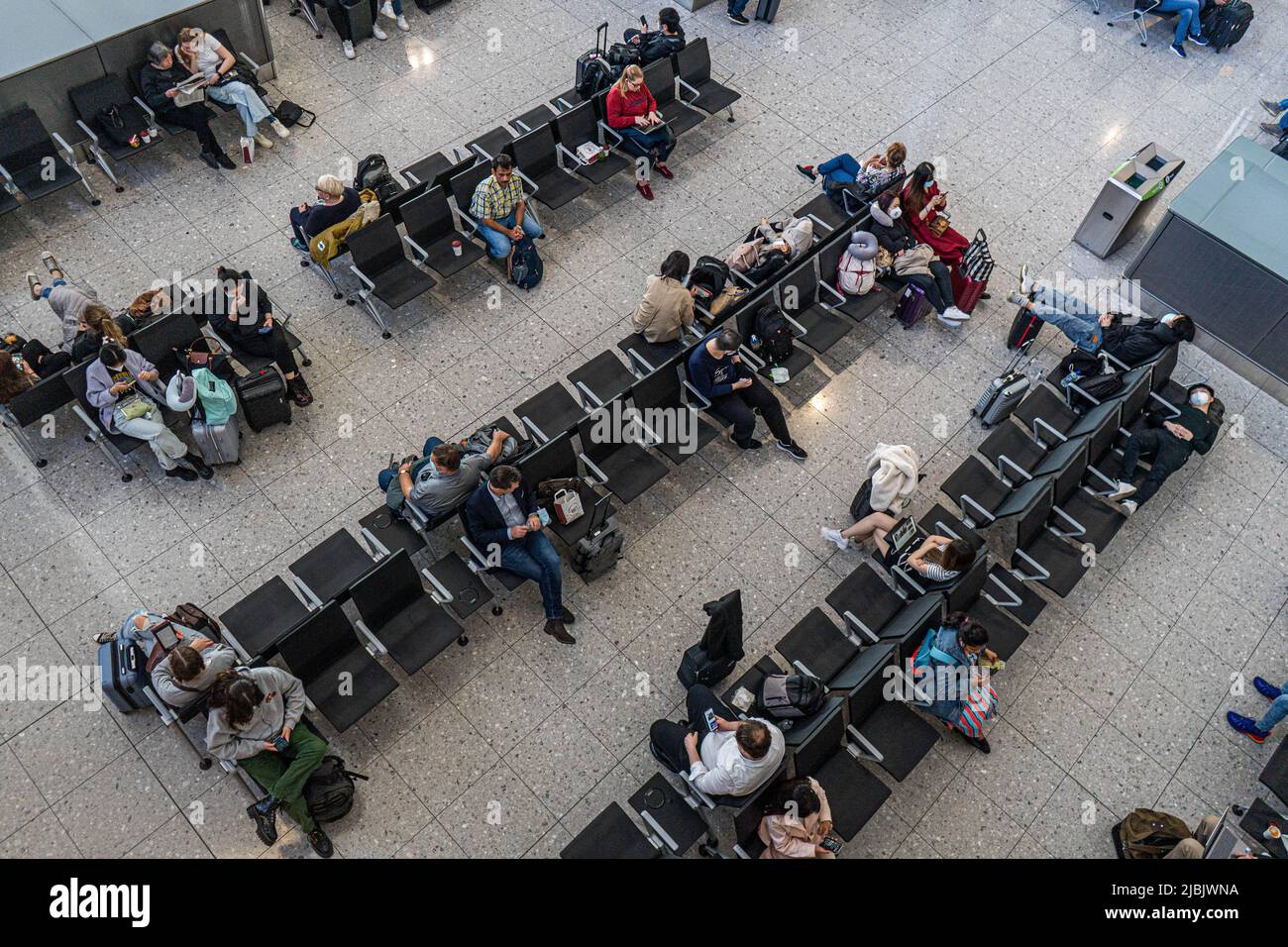 London, 7. Juni 2022. Heathrow Airport Terminal 2 ist voll mit Passagieren, die von einem starken Personalmangel betroffen sind, was zu vielen Flugausfällen und Flughafenunterbrechungen führt und potenziell Tausende von Passagieren im Ausland gestrandet sind.Credit. amer ghazzal/Alamy Live News Stockfoto