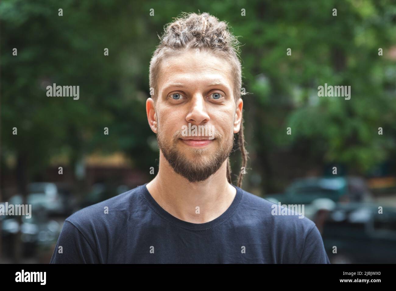 Ein junger Mann von 25s verbringt seinen Urlaub auf Reisen in neue Länder und Städte Stockfoto