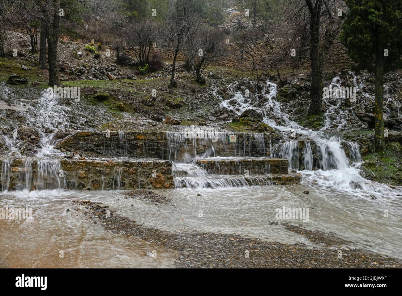 Sierra-Brunnen, überfließend von Wasser, durch sintflutartige Regenfälle. Stockfoto