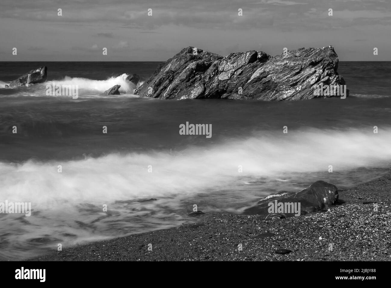 Langzeitaufnahme von Wellen, die über Felsen an der nordkornischen Küste brechen Stockfoto