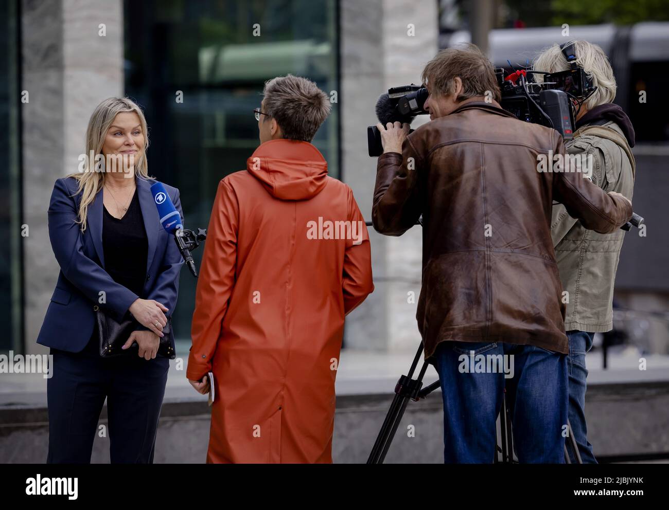 2022-06-07 08:35:38 AMSTERDAM - Bridget Maasland bei der Ankunft am Gericht, wo das Strafverfahren gegen die beiden Verdächtigen (Kamil E. und Delano G.) des Mordes an Peter R. de Vries beginnen. Der bekannte Kriminalreporter wurde am 6. Juli letzten Jahres im Herzen von Amsterdam angeschossen und neun Tage später seinen Verletzungen erlag. ANP ROBIN VAN LONKHUIJSEN niederlande Out - belgien Out Stockfoto