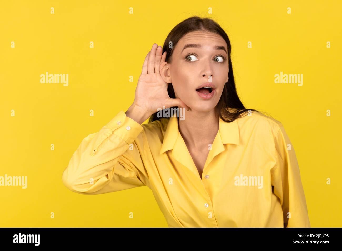 Neugierige Millennial Woman Listening Secrets Lauschen Posiert Über Gelben Hintergrund Stockfoto