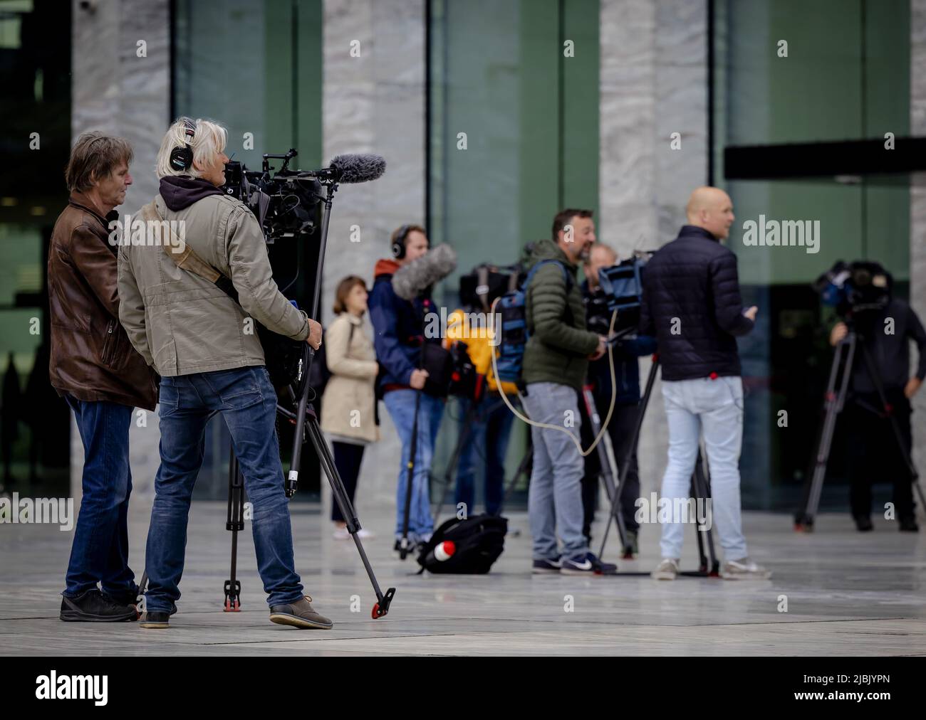 2022-06-07 08:33:38 AMSTERDAM - Medien am Gericht, wo das Strafverfahren gegen die beiden Verdächtigen (Kamil E. und Delano G.) des Mordes an Peter R. de Vries beginnen. Der bekannte Kriminalreporter wurde am 6. Juli letzten Jahres im Herzen von Amsterdam angeschossen und neun Tage später seinen Verletzungen erlag. ANP ROBIN VAN LONKHUIJSEN niederlande Out - belgien Out Stockfoto