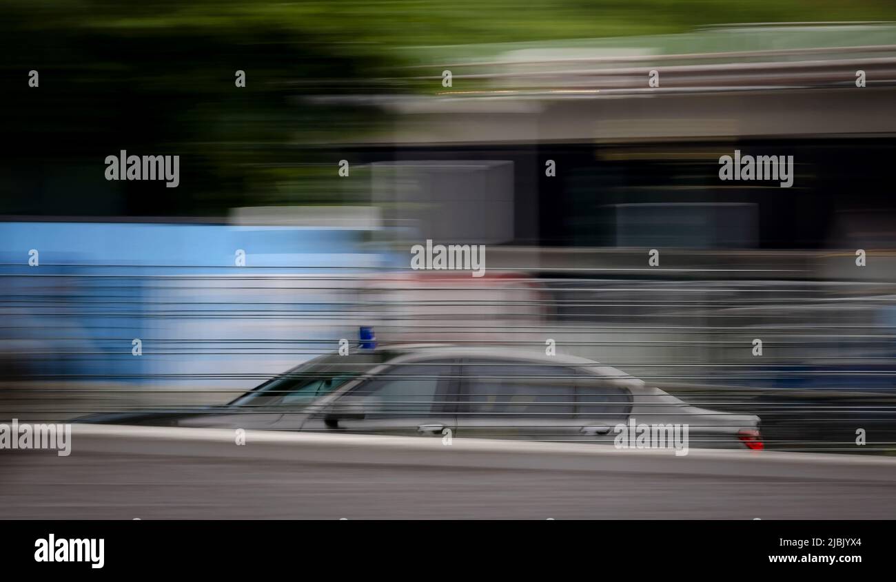 2022-06-07 08:49:25 AMSTERDAM - Sichere Transporte kommen am Gericht an, wo das Strafverfahren gegen die beiden Verdächtigen (Kamil E. und Delano G.) des Mordes an Peter R. de Vries beginnt. Der bekannte Kriminalreporter wurde am 6. Juli letzten Jahres im Herzen von Amsterdam angeschossen und neun Tage später seinen Verletzungen erlag. ANP ROBIN VAN LONKHUIJSEN niederlande Out - belgien Out Stockfoto