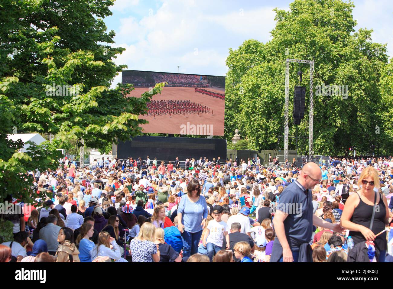 Green Park, London, 2.. Juni 2022. Menschenmenge, die das Trooping of the Color auf einer Großleinwand im Green Park auf dem Queens Platinum Jubilee betrachten Stockfoto