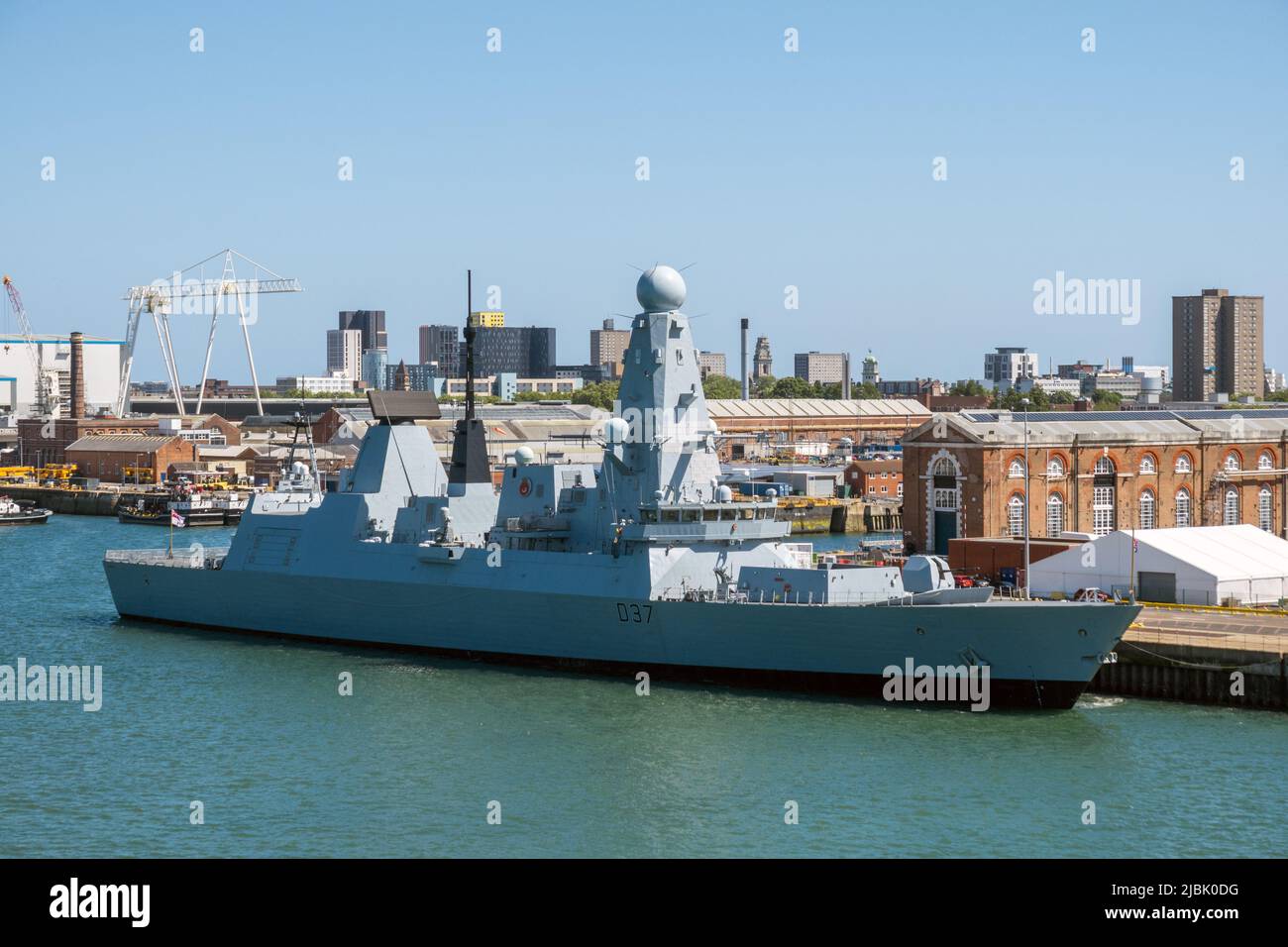 Großbritannien, England, Portsmouth Harbour. HMS Duncan (D37) ist der sechste der hochleistungsfähigen Typ-45-Luftverteidigungszerstörer der Royal Navy. Stockfoto