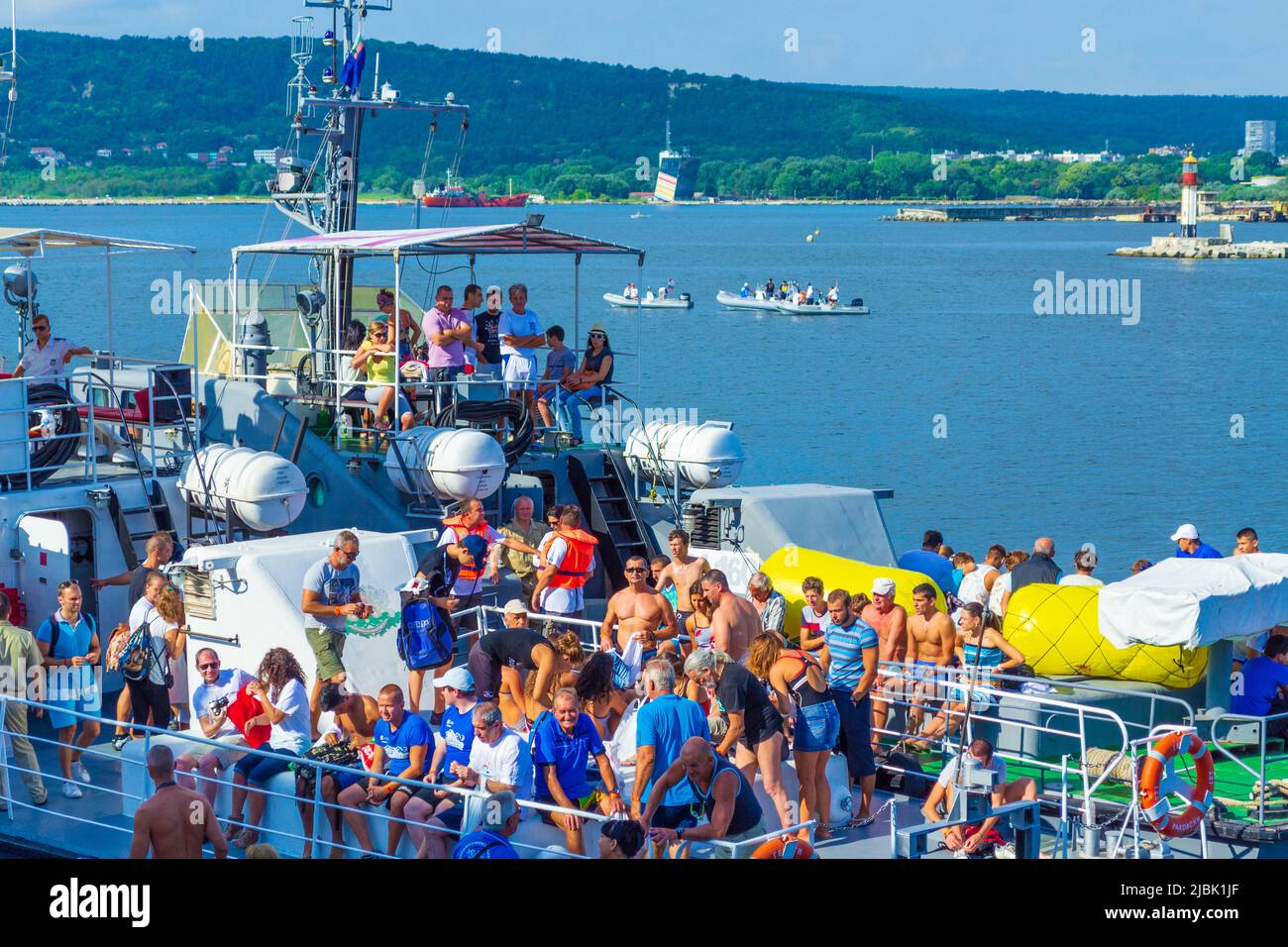Am 2. August 2015 wurde 75. Jahrestag Schwimmen Marathon Galata - Varna statt. Es waren 263 Teilnehmer.der Treffpunkt für die Teilnehmer Stockfoto