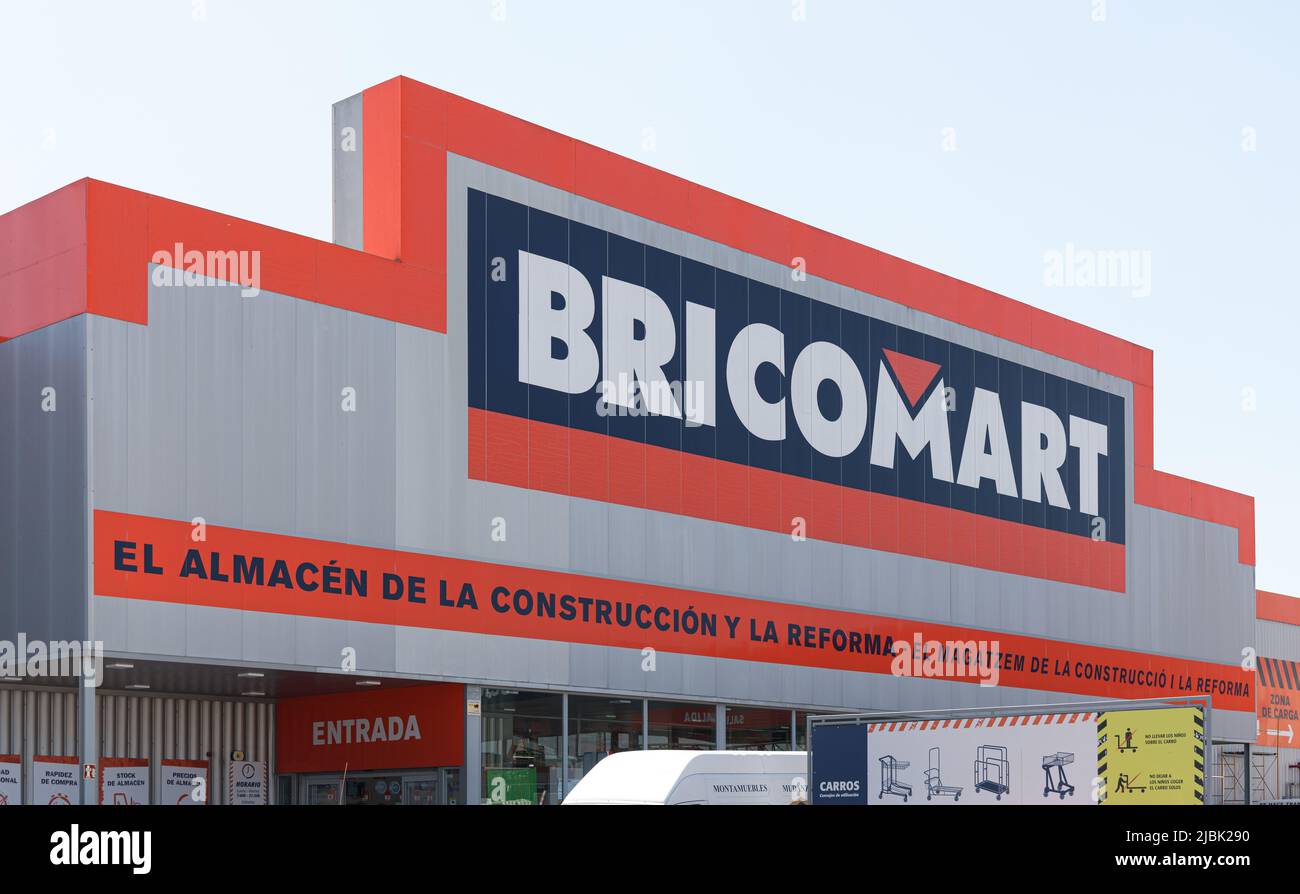 MASSANASSA, SPANIEN - 06. JUNI 2022: Bricomart ist ein französisches multinationales Unternehmen, das sich auf den Verkauf von Bau- und Renovierungsartikeln spezialisiert hat Stockfoto