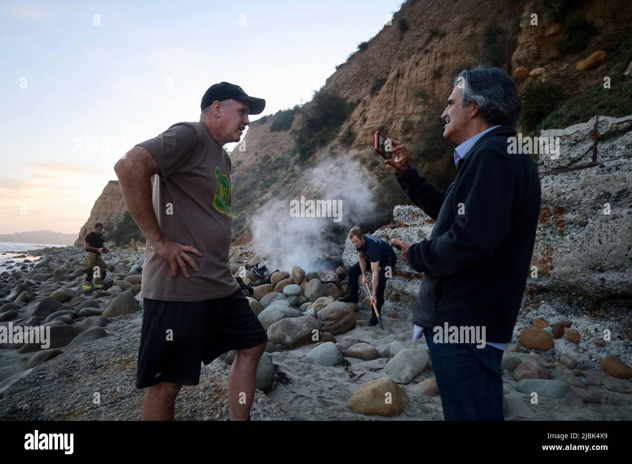 7. Juni 2022, Montecito, CA, USA: Feuerwehrleute der Feuerwehr Montecito haben am 6. Juni 2022 am Butterfly Beach, einem typisch unberührten Küstenstreifen in einer der exklusivsten und reichsten Städte der USA, ein wüstendes Lagerfeuer ausgelöst, das von einem wohlmeinenden, aber fehlgeleiteten Bewohner von Goleta, Kalifornien, namens Joey, begonnen wurde. Die, verärgert über die Trümmer, die vom verlassenen und illegalen Obdachlosenlager am Butterfly Beach hinterlassen wurden, das Feuer anzündete, um den Müll zu verbrennen. Dies dauerte weniger als 24 Stunden, nachdem die Feuerwehrleute gekämpft und das nahegelegene Brückenfeuer eingedämmt hatten, sodass Bewohner und Ersthelfer besonders nervös waren und vi Stockfoto