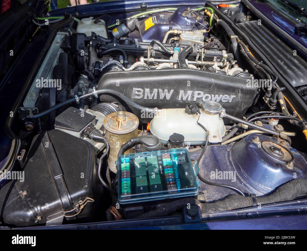 BMW M Power Engine auf dem Display mit aufgezeiglicher Motorhaube Stockfoto
