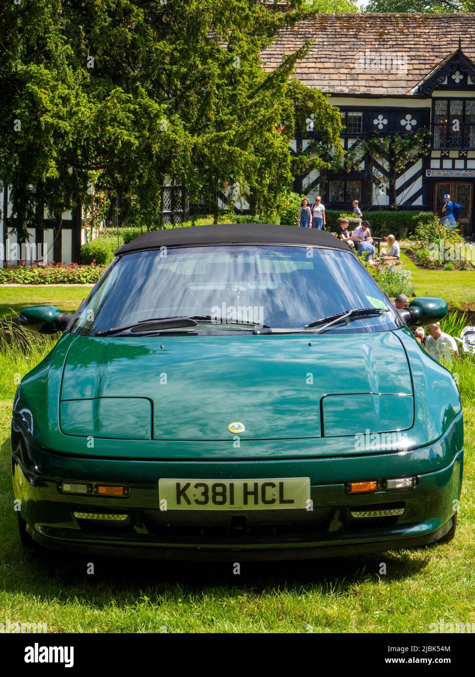 Grüner Lotus vor der Gawsworth Hall Stockfoto