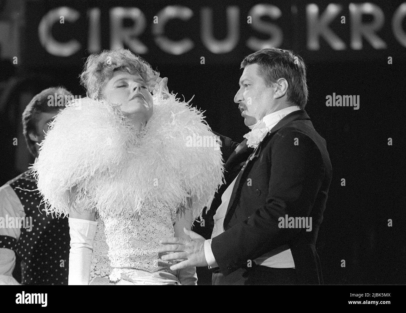 ARCHIVFOTO: Vor 40 Jahren, am 10. Juni 1982, starb Regisseur Rainer Werner FASSBINDER, 01SN_Fassbinder051280VM.jpg Rainer Werner FASSBINDER (r.), Deutschland, Regisseur . Schauspieler, mit Schauspielerin Hanna SCHYGULLA, Deutschland, beim Circus Krone aufführend; Filmfilmemacher Theaterregisseur; halblang, Landschaftsformat; Schwarz-Weiß-Aufnahme; Stockfoto