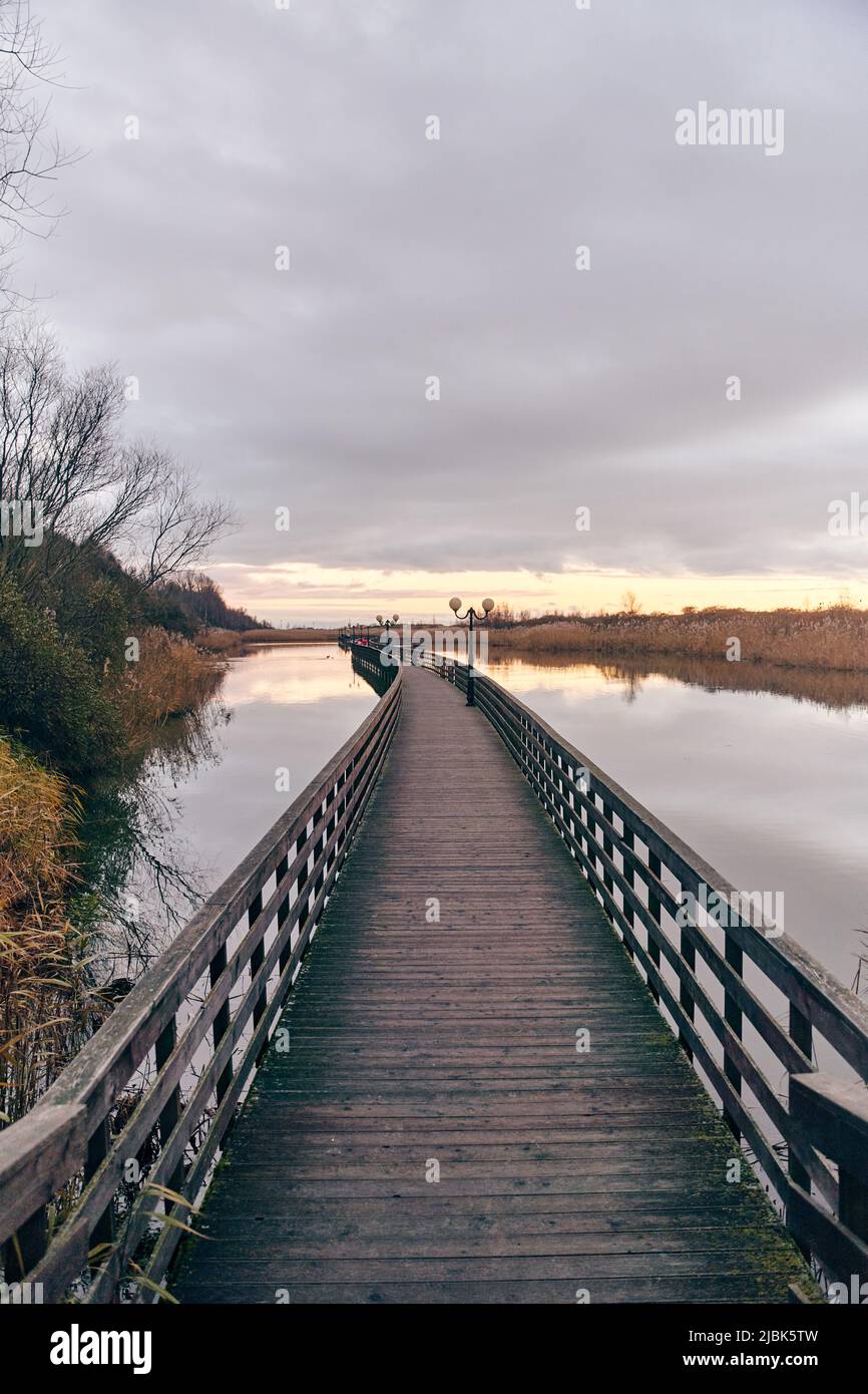 Holzpromenade im Dorf Yantarniy. Park Holzweg. Gebiet von Königsberg Stockfoto