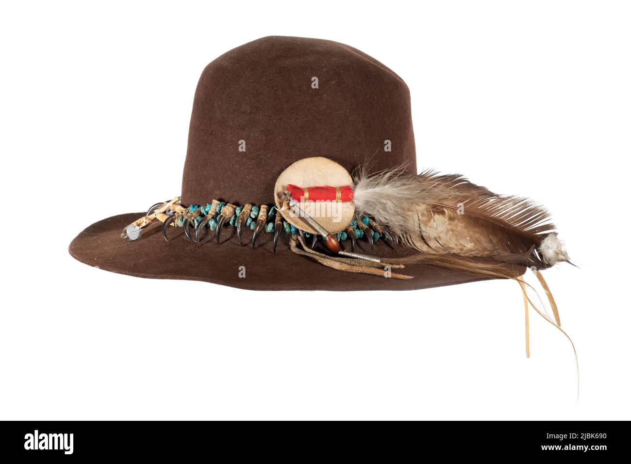 Alte Indianermütze mit Hutband aus Greifkrallen und türkis auf braunem Filz mit Adlerfeder Stockfoto